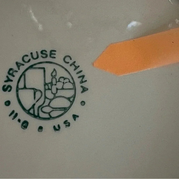 Vintage Yale University Dinner Plates by Syracuse- Qui Transulit Sustinet- 1980s - Picture 7 of 8